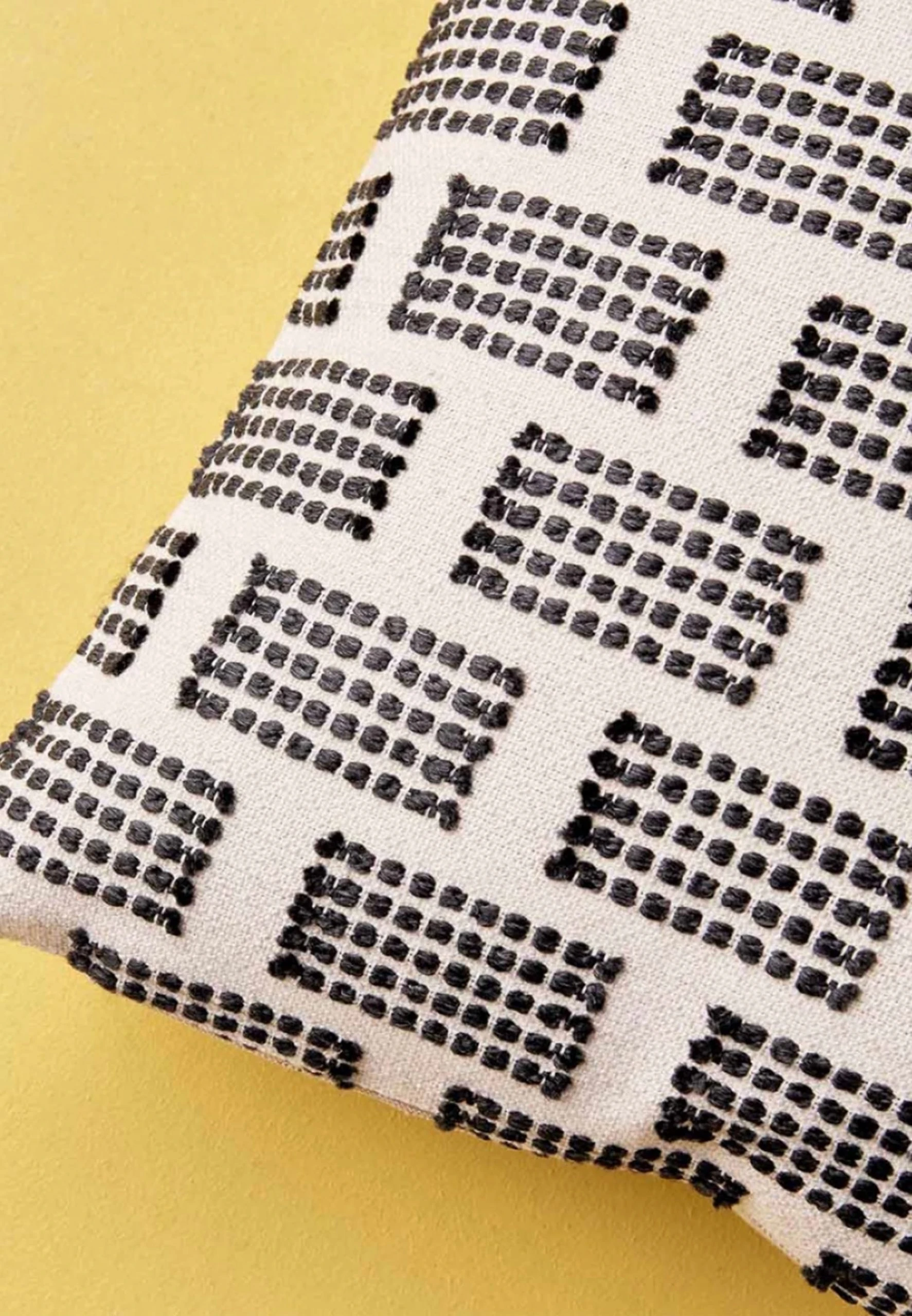 BELLA MAISON Dekokissen Lake In Black – Bild 3