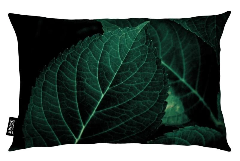 Juniqe Kissen "Dark Leaves 1" In Grün & Schwarz – Bild 2
