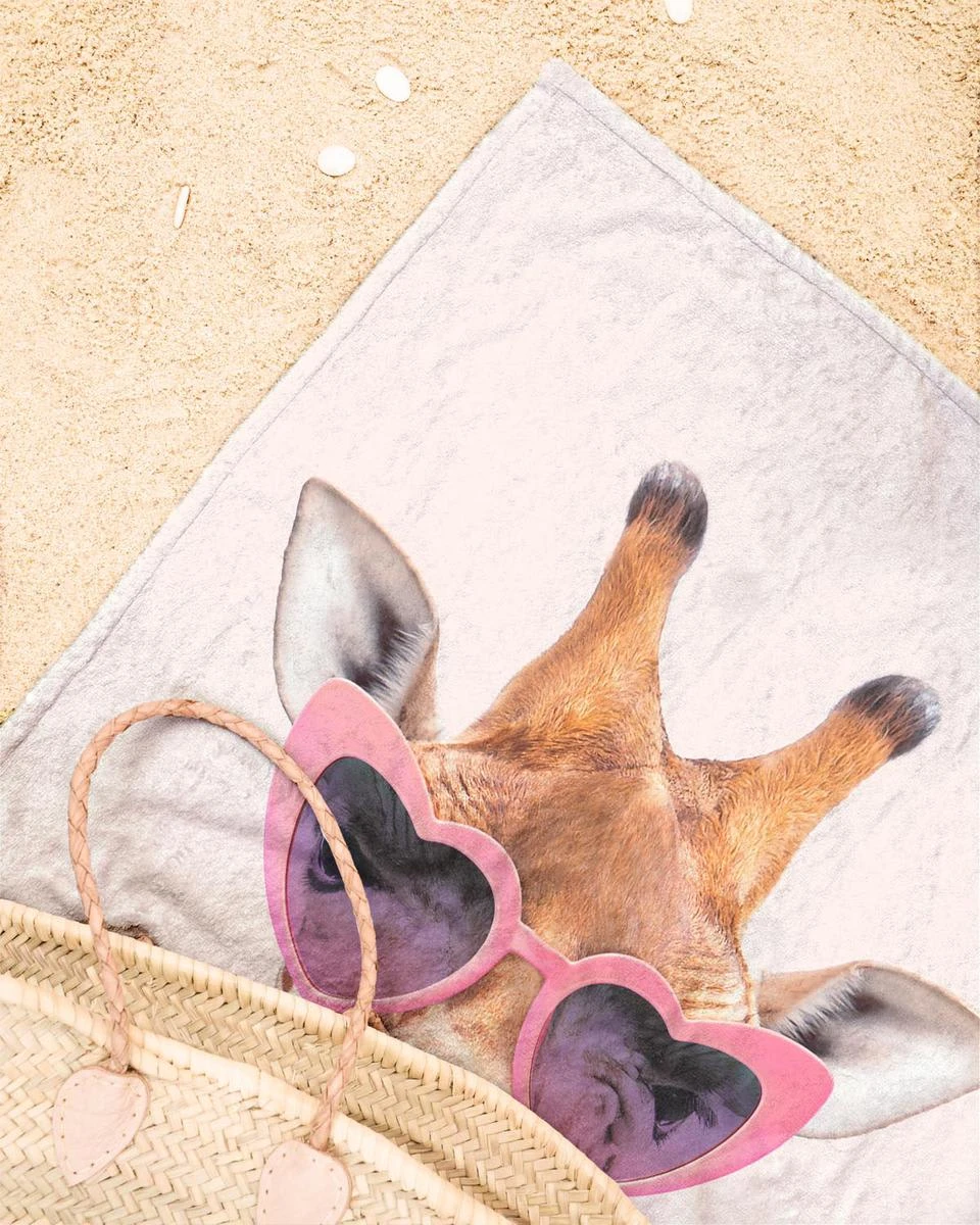 Juniqe Strandtuch "Thirsty Giraffe" In Braun & Rosa – Bild 3